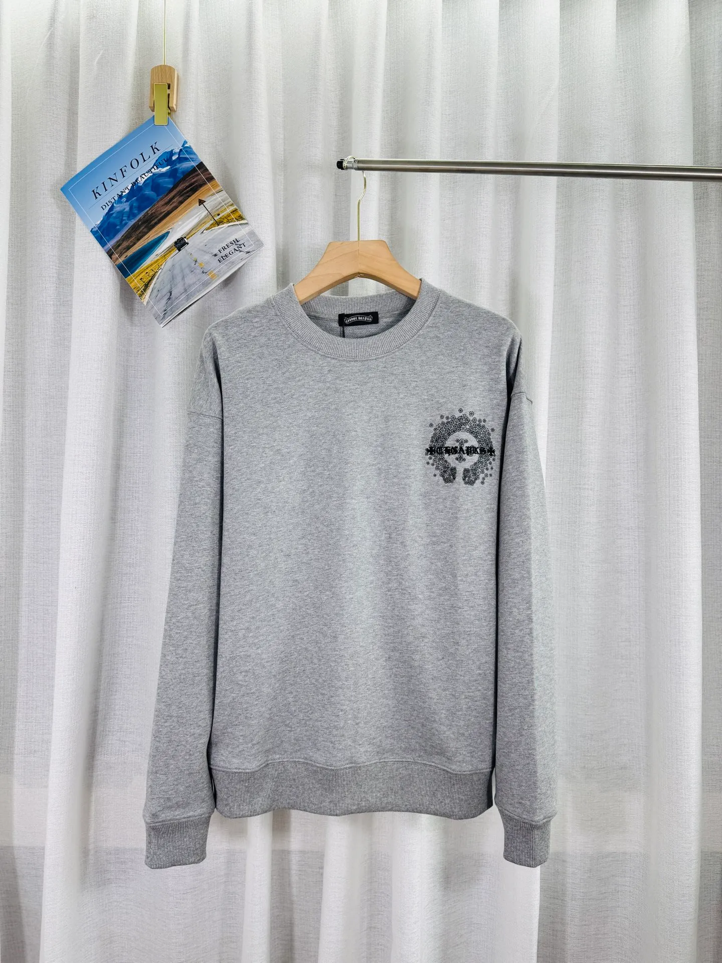 P260 top version, real shot without P, ​​different from market currency) 𝗖𝗵𝗿𝗼𝗺𝗲 𝗛𝗲𝗮𝗿𝘁𝘀/Cro Heart 2025 washed patch embroidery autumn and winter new original single counter American laser burnt 3D three-dimensional color embroidered couple casual sweatshirt 👑The highest version! Customized fabric 430g tripe terry fabric! American acid-washed and distressed original fabric laser burnt ✟appliqué embroidery and exquisite embroidery of letters! The best-selling model in the counter, very comfortable to wear. Accessories: original molded and authenticated collar label➕100% silk wash label. Genuine purchase-grade original hangtag➕matching hanging rope➕3D hanging beads➕original packaging bag. Craftsmanship: The original version has consistent wiring! The highest version of the armhole matching technique! Color: Gray Black Size: S M L XL Style Number: 25-332
